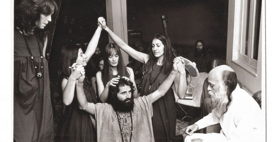 Moritz Boerner (M) mit Bhagwan (r) in einer Szene aus «Bhagwan - Die Deutschen und der Guru».