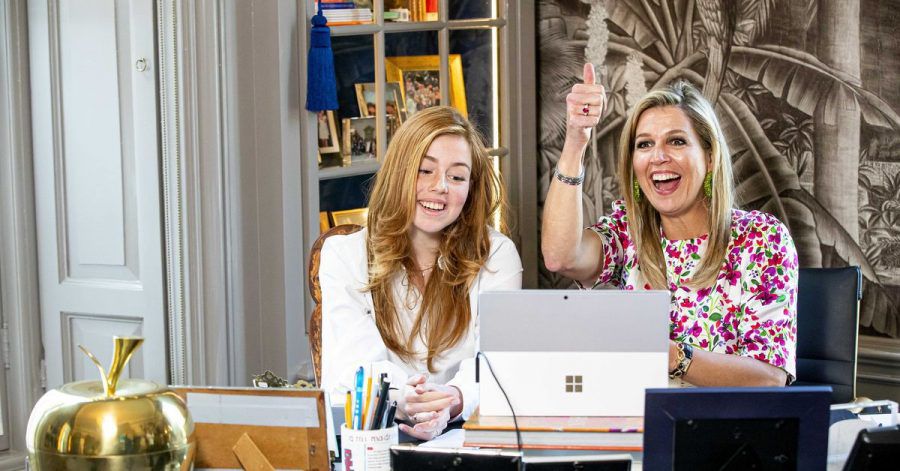 Königin Maxima (r) der Niederlande und ihre Tochter Prinzessin Alexia am Königstag 2020.