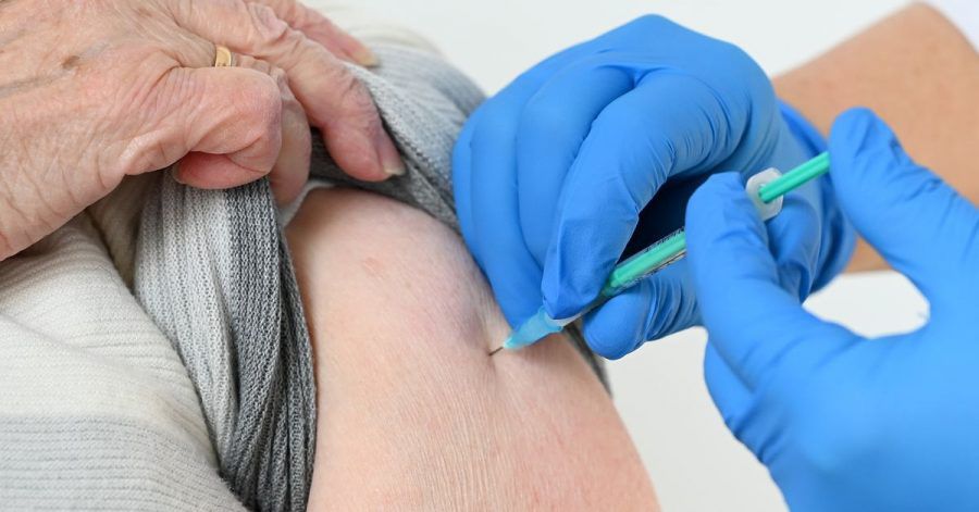 Eine Seniorin bekommt im Landkreis Kassel eine Impfung. Insgesamt haben in Deutschland rund drei Prozent der Menschen die erste Dosis erhalten.