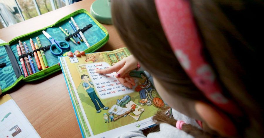 Steht der Schreibtisch nah an einem Fenster, ist das für Kinderaugen wegen des einfallenden Tageslichts besser.