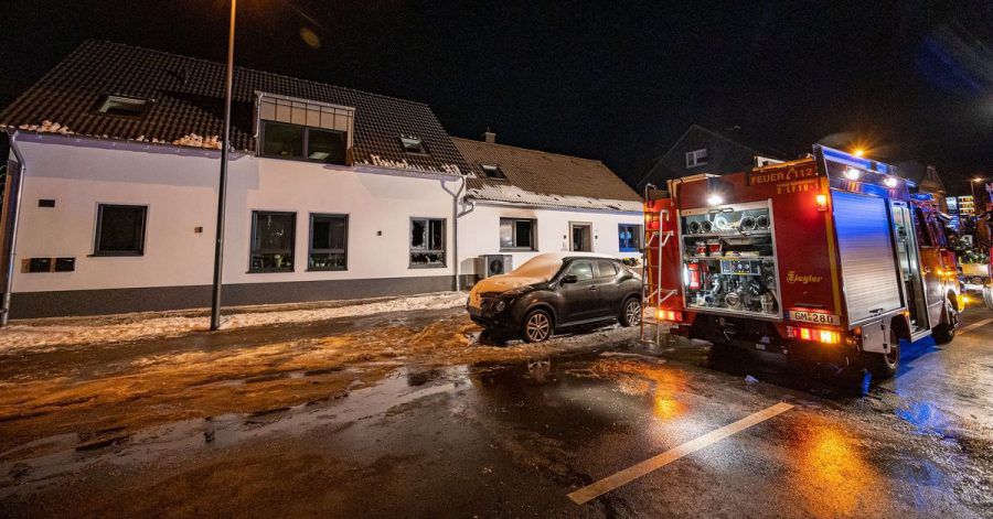 Starke Spuren von Feuer sind an dem Haus in Radevormwald nicht zu erkennen.