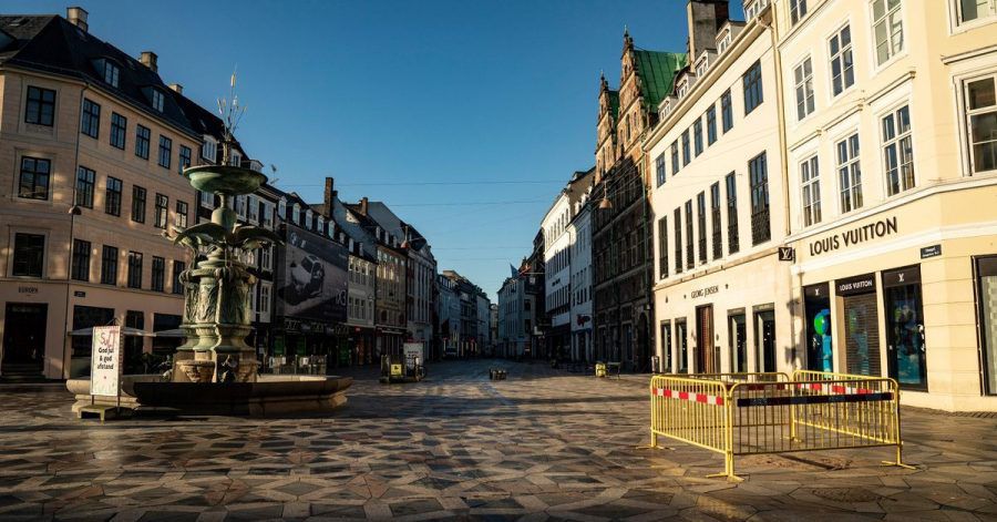 Die Kopenhagener Fußgängerzone Stroeget ist aufgrund der Corona-Maßnahmen nahezu menschenleer.