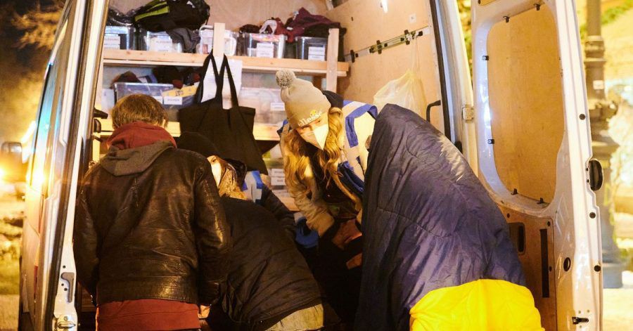 Mitarbeiter der Stadtmission helfen mit dem Kältebus wohnungslosen Menschen.