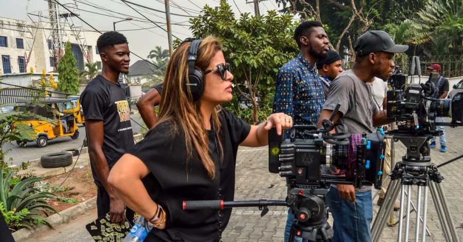 Die Regisseurin Hamisha Daryani Ahuja am Filmset.