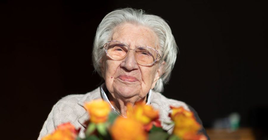 Blumen für die Jubilarin: Mina Hehn feiert ihren 108. Geburtstag.