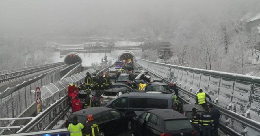 Chaos auf der A32: Mehrere Fahrzeuge stehen an der Unfallstelle.