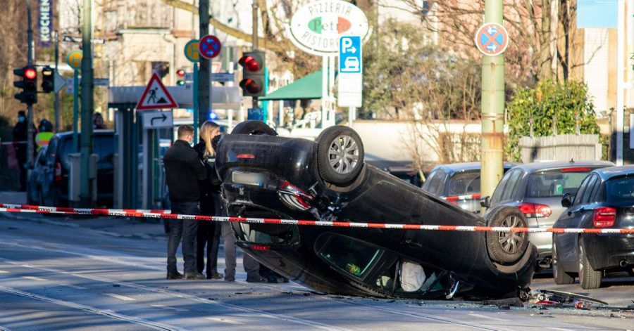 Polizisten an der Unglücksstelle. Es wird weiterhin davon ausgegangen, dass es sich um einen Unfall handelte.