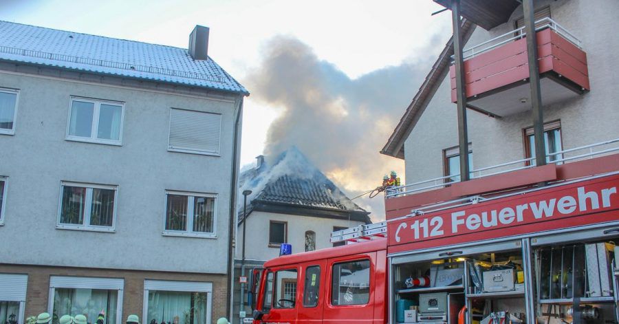 Einsatzkräfte der Feuerwehr löschen einen Brand in einem Wohnhaus in Kämpfelbach.