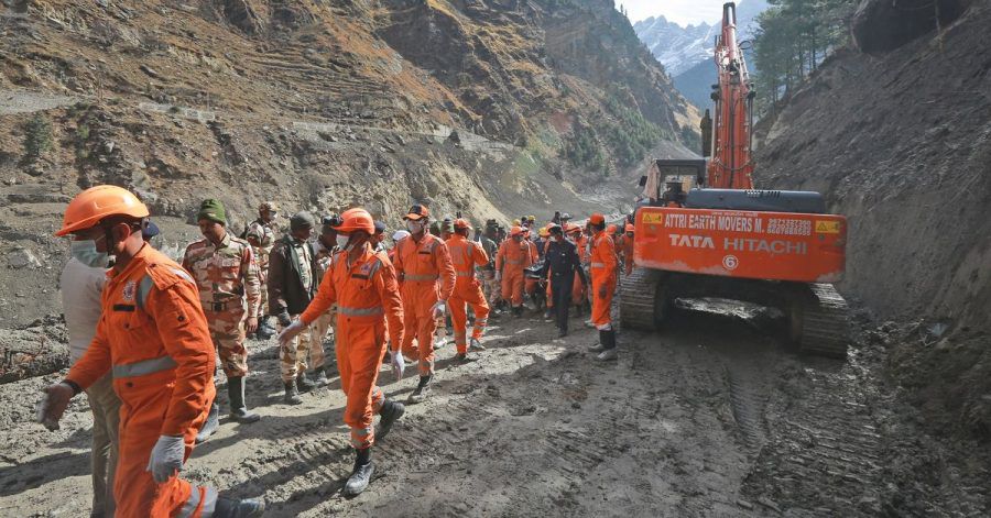 Mitarbeiter der National Disaster Response Force (NDRF) räumen Trümmer weg, nachdem ein Teil des Nanda Devi Gletschers abgebrochen und in einen Fluss gestürzt war. (Archivbild)