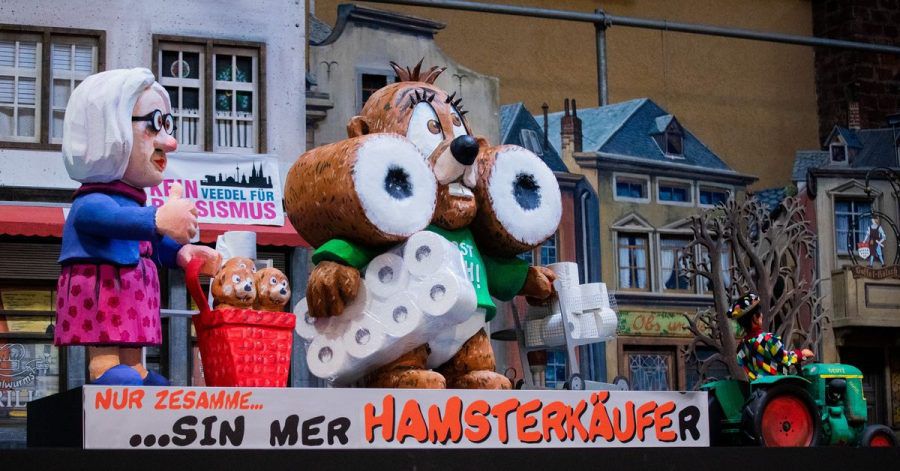 Der Hamster ist unterwegs - natürlich mit Klopapier.