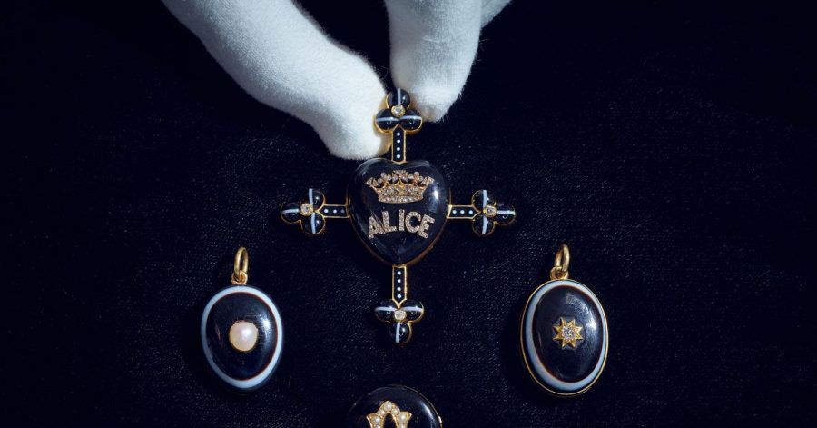 Der Trauerschmuck gehört zu einer Kollektion der 2017 gestorbenen Patricia Knatchbull, ebenfalls eine Ururenkelin von Queen Victoria.