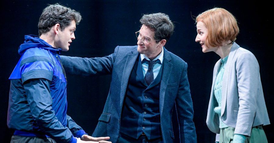 Vincent Lang (als Albus Potter, l-r), Markus Schöttl (als Harry Potter) und Sarah Schütz (als Ginny Potter) müssen auf ihre Premiere noch länger warten.