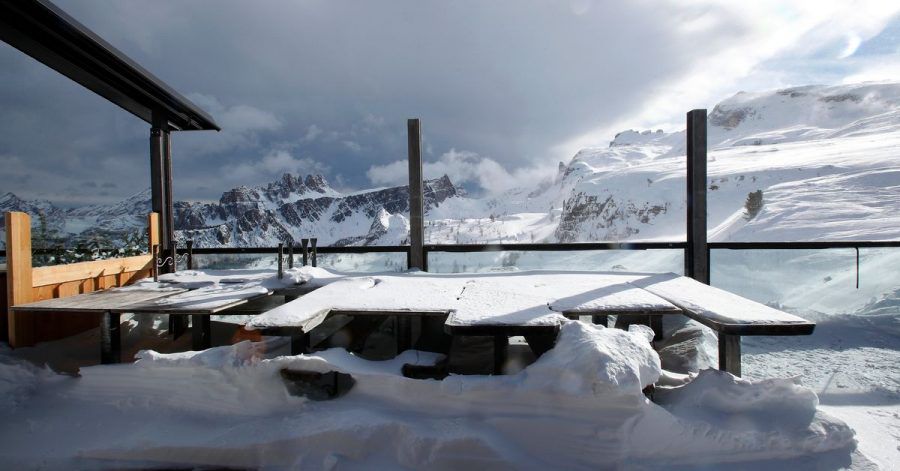 Einen Tag vor der geplanten Öffnung vieler Skiregionen hat Italiens Regierung aus Sorge vor den neuen Coronavirus-Varianten den Start wieder gestoppt.