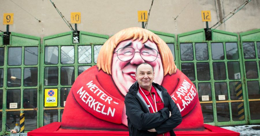 «Armin Merkel»: Jacques Tilly vor einem seiner Motto-Wagen.