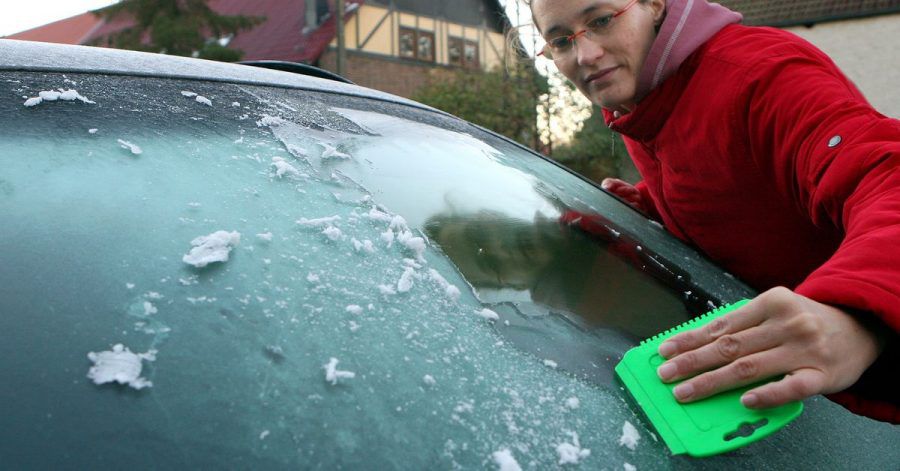 Kochend heißes Wasser auf eine eiskalte Scheibe kippen, das ist keine gute Idee. Wegen der hohen Temperaturunterschiede kann es Risse oder sogar eine gesprungene Scheibe geben.