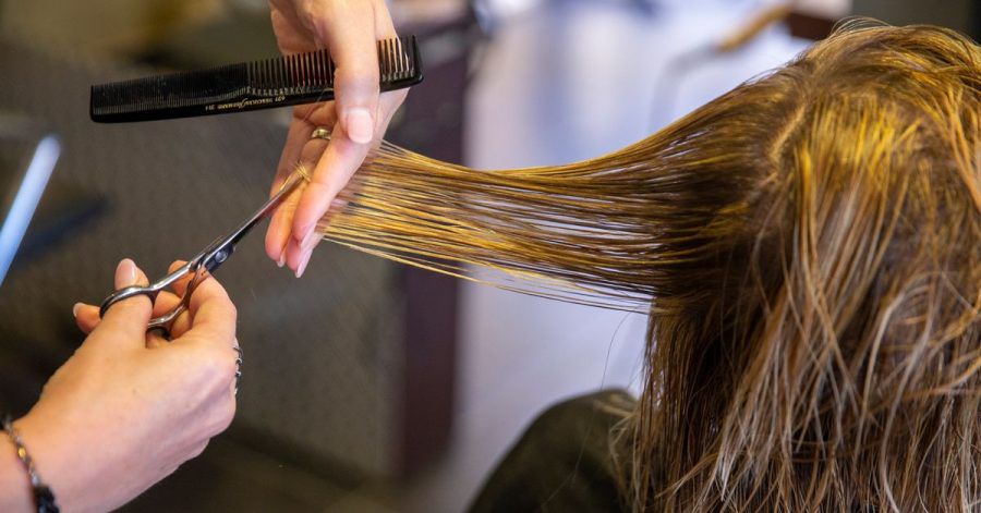 Das Risiko für eine Ansteckung mit dem Coronavirus ist laut einer neuen Untersuchung beim Friseur, aber auch in Supermärkten vergleichsweise gering.