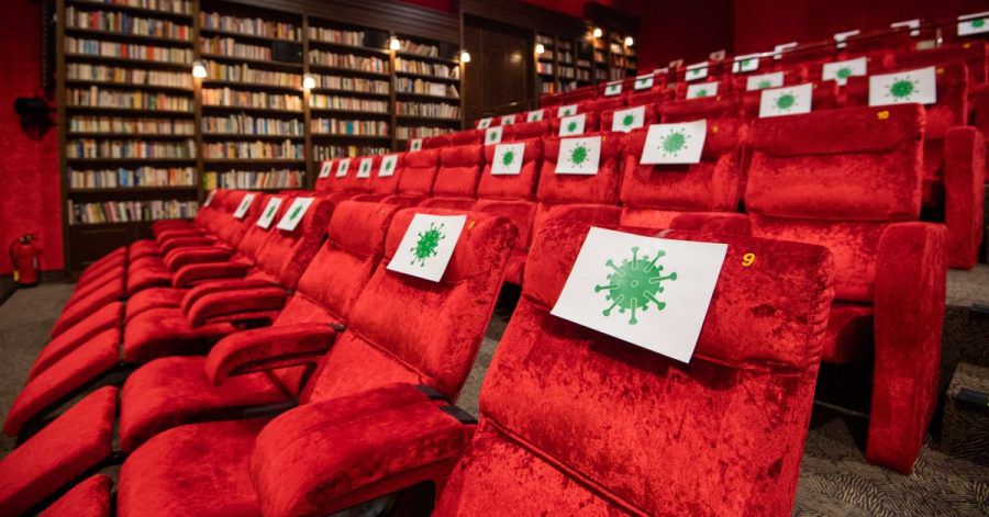 In wenig ausgelasteten Kinos und Museen ist die Gefahr, sich mit SARS-CoV-2 anzustecken, laut Forschern der TU Berlin vergleichsweise gering.