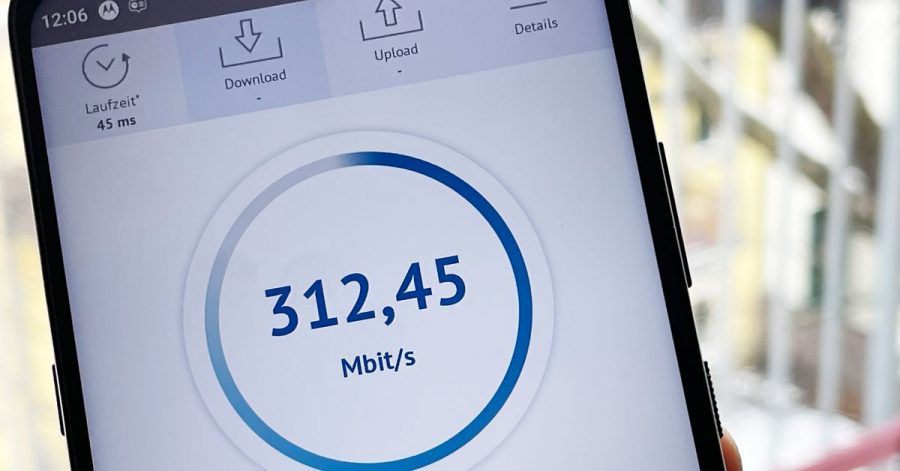 5G-fähige Smartphones gibt es schon ab knapp 230 Euro, wie hier das Moto X 5G von Motorola. Allerdings können nicht alle Modelle auch alle in Deutschland genutzten 5G-Modi realisieren.