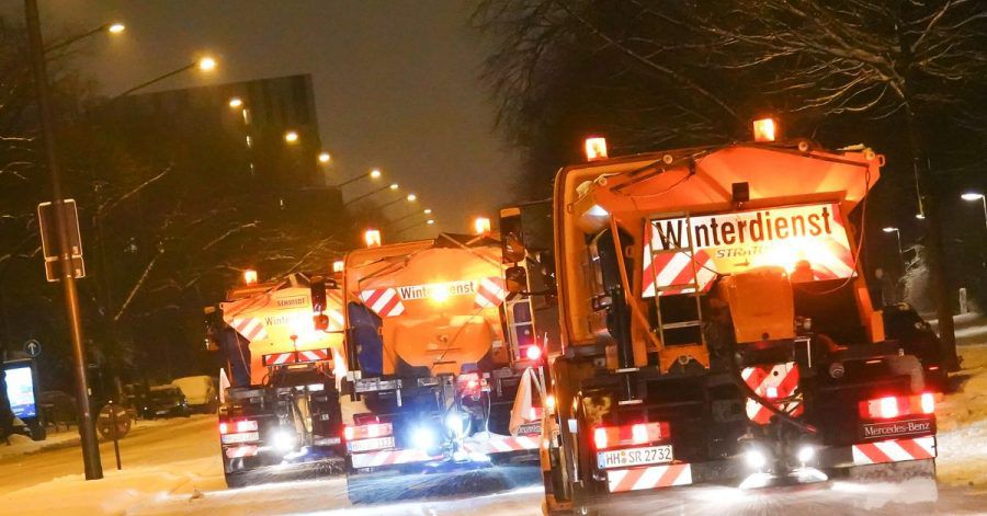 Räumfahrzeuge der Stadtreinigung Hamburg sind nach starkem Schneefall auf Hamburgs Straßen unterwegs.