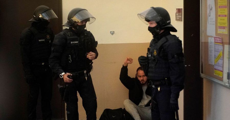 Rapper Pablo Hasél hebt bei seiner Festnahme in der Universität von Lleida die Faust.