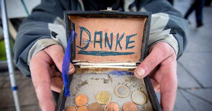 Ein Bettler bedankt sich in der Fußgängerzone für Geldspenden. Die Bundesbürger haben im ersten Pandemie-Jahr deutlich mehr Geld gespendet als früher.