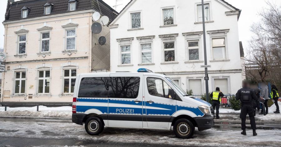 Ein Polizeiwagen steht vor einem Haus in der Victoriastraße in Hamm.