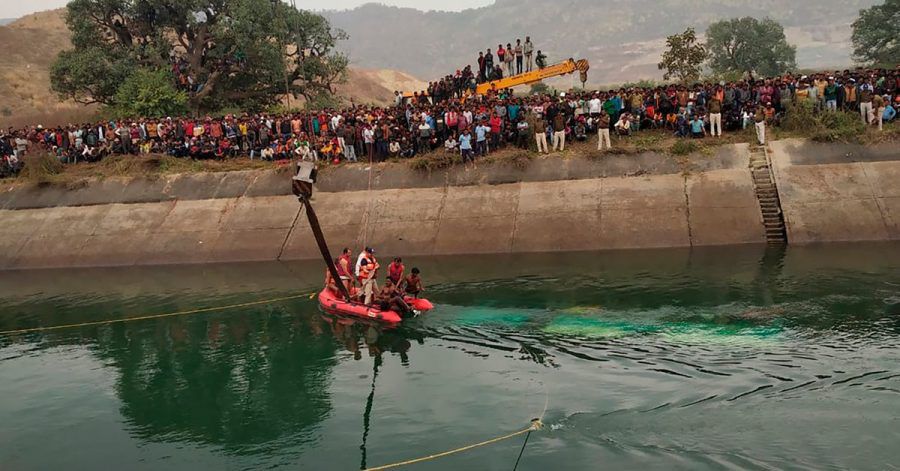 Rettungsdienste arbeiten an der Stelle eines Busunfalls im Bezirk Sidhi im zentralindischen Bundesstaat Madhya Pradesh. Dort war ein Bus in einen Kanal gestürzt.