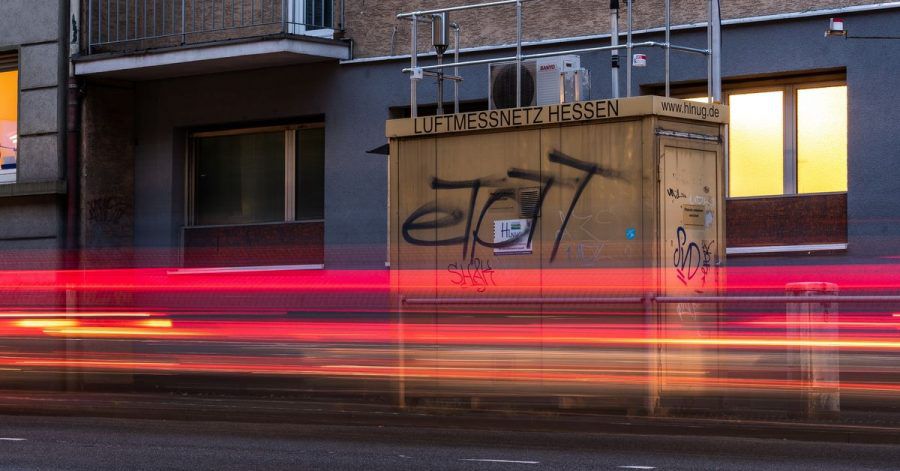 Autos fahren an der Schadstoff-Messstation vorbei. Im vergangenen Jahr haben einer vorläufigen Auswertung zufolge so wenige Städte wie noch nie den durchschnittlich erlaubten Grenzwert überschritten.