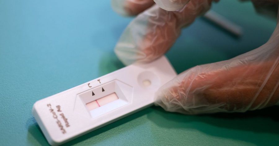 Auch bei einem Corona-Schnelltest ist ein Abstrich erforderlich. Ist das Virus in der Probe enthalten, reagieren dessen Eiweißbestandteile mit dem Teststreifen.
