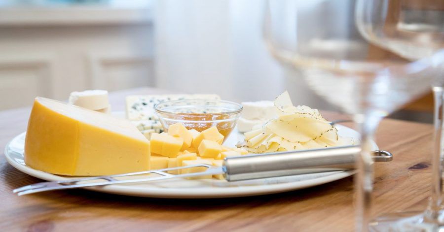 Käse sollte am Stück und immer wieder frisch statt auf Vorrat gekauft werden. So bleiben die Aromen länger erhalten.