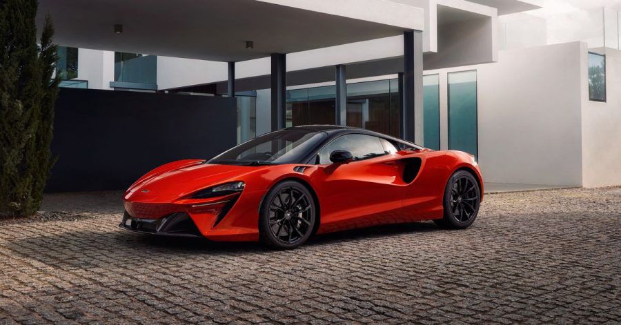 Spurtstark und unter Strom: Der Plug-in-Hybrid McLaren Artura sprintet aus dem Stand in drei Sekunden auf Tempo 100.