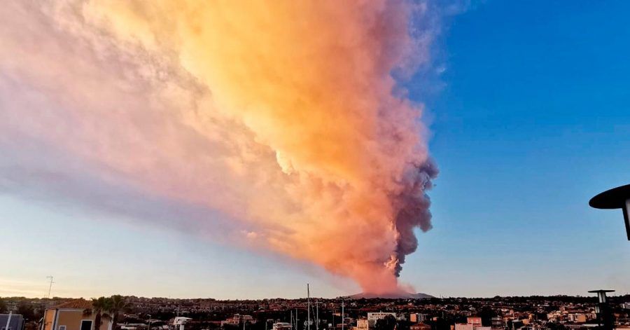 Auf der süditalienischen Insel Sizilien hat der Ätna spektakulär Feuer und Asche gespuckt.