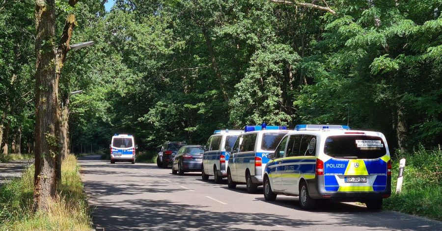 Polizeiautos stehen in einem Waldstück zwischen Babelsberg und Dreilinden. Über Wochen hinweg hatten Meldungen von gewalttätigen Übergriffen auf Frauen überwiegend im Berliner Südwesten große Verunsicherung und Besorgnis ausgelöst.