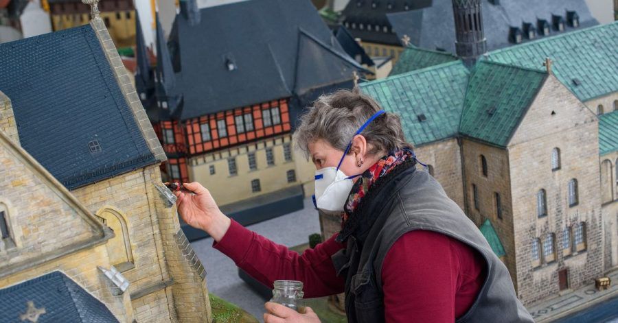 Andrea Herfurth, Gärtnerin beim Bürger- und Miniaturenpark Wernigerode, lackiert ein Modell der Sankt-Petri-Kirche, deren Original in Thale steht.