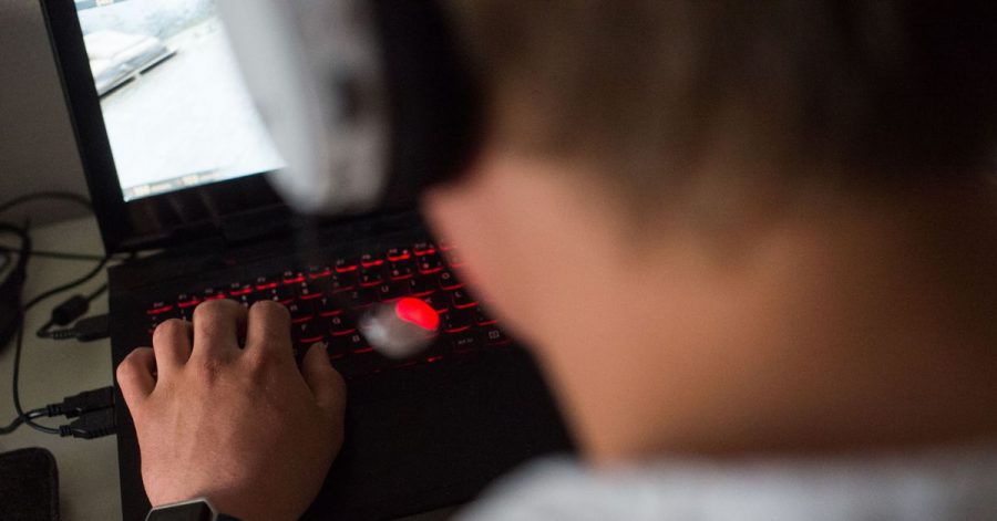 Während der Corona-Krise ist der tägliche Medienkonsum deutlich gestiegen. Vor allem bei Kindern und Jugendlichen wächst die Gefahr, dass sie eine Computerspielsucht entwickeln.