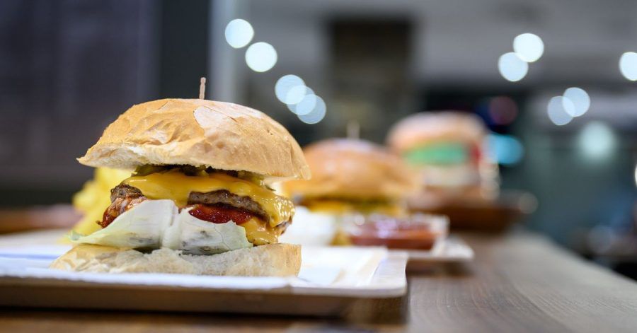 Werbung für Junkfood findet längst nicht mehr nur im Fernsehen oder auf Plakatwänden statt. Um jüngere Zielgruppen zu erreichen, setzen die Marketingabteilugen immer mehr auf Social-Media-Plattformen.