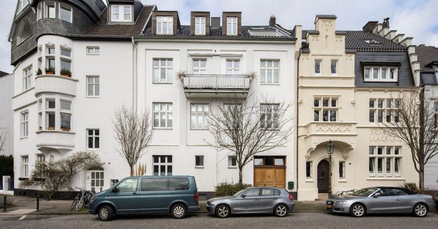 Das frühere Haus des Künstlers Joseph Beuys in Düsseldorf (Mitte, weiß) steht zum Verkauf.