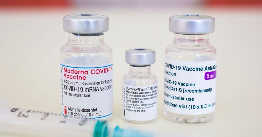 Gerade bei jüngeren Menschen können Impfreaktionen deutlicher ausfallen. Der derzeitige Fokus auf Astrazeneca-Nebenwirkungen kann also auch mit den jüngeren, berufstätigen Impflingen zu tun haben.