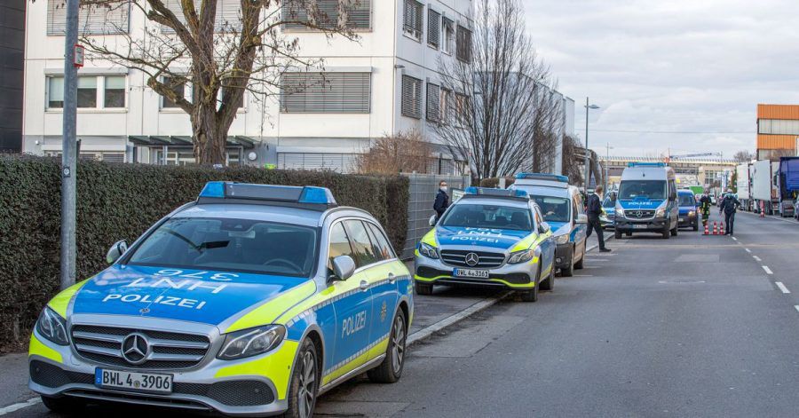 Die Polizei ist in dem Industriegebiet in Neckarsulm mit einem Großaufgebot im Einsatz.