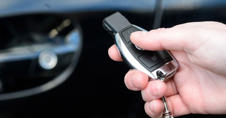 Abschließen und ab in den Briefkasten der Autowerkstatt: Verschaffen sich Diebe aber Zugang zum Schlüssel, kann das zu Ärger mit der Versicherung führen, wenn das Auto geklaut wurde.