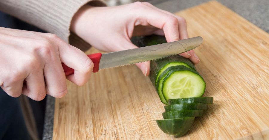 Holzbretter haben den Vorteil, dass sie Küchenmesser schonen - allerdings dürfen sie nicht in die Spülmaschine.