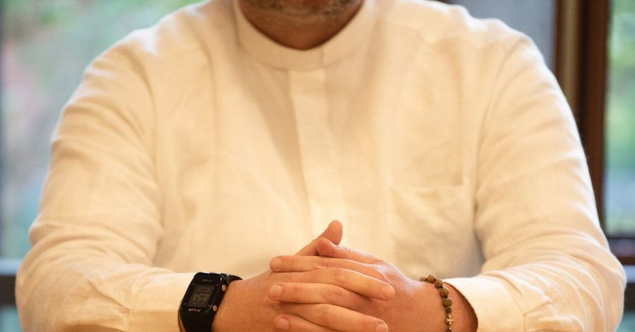 Der angeklagte Priester sitzt im August 2020 im Gerichtssaal des Amtsgerichts Bad Kissingen.