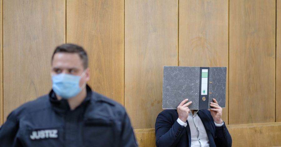 Der Angeklagte sitzt im Gerichtssaal des Landgerichts Hannover.