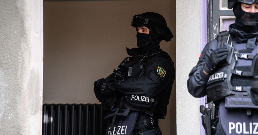 Bewaffnete Polizeibeamte bei einer Razzia in Berlin gegen Clankriminalität im November des vergangenen Jahres. Die Polizei geht erneut gegen Clankriminalität in der Hauptstadt und Umgebung vor.