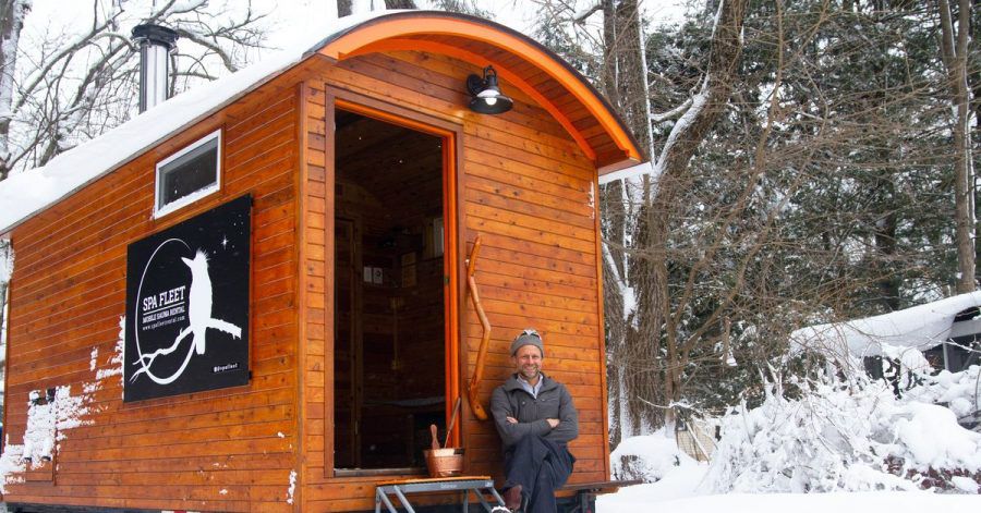 Henning Grentz sitzt vor seiner Miet-Sauna.