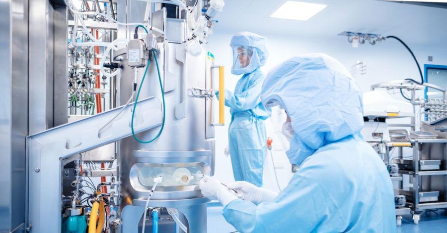 Arbeiter in der Impfstoffproduktionsanlage von Biontech in Marburg.