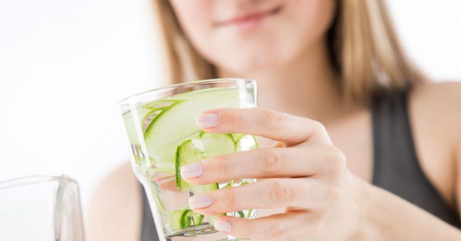 Schön frisch mit Gurke: Klein geschnittenes Gemüse oder Obst gibt Wasser einen Geschmackskick.