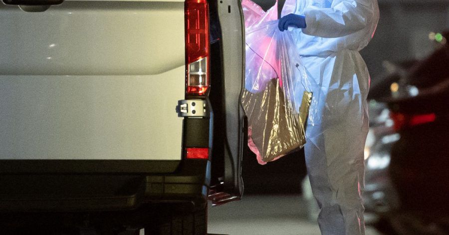 Ein Kriminaltechniker sichert einen Gegenstand nach einer Explosion in einem Verwaltungsgebäude von Lidl.