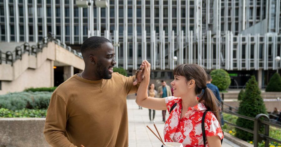 Adam (Shamier Anderson) und Libby (Laia Costa) frischen ihre Beziehung mit gelegentlichen Affären auf.