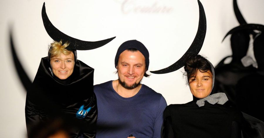 Sascha Gaugel mit Eva Padberg (l) und anderen Models nach der Präsentation seiner Kollektion «Hausach Couture» auf der Mercedes-Benz Fashion Week.